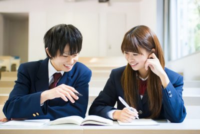 男同桌暗恋你的表现 男生同桌暗恋你的话会有什么举动