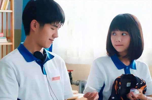 男同桌暗恋你的表现