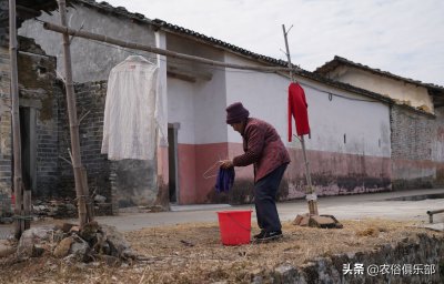 晚上晾衣服忌讳 为什么半夜不可以在阳台上晾衣服