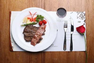 刀叉的正确拿法 吃西餐怎么拿刀叉 需要注意什么