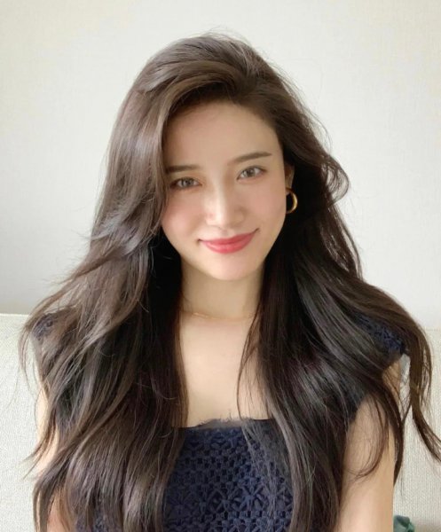 皮肤暗黄染什么颜色头发显皮肤白