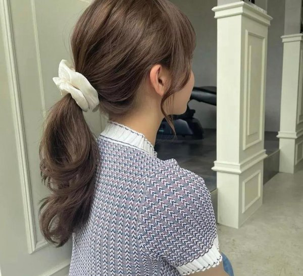 皮肤暗黄染什么颜色头发显皮肤白