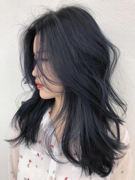 皮肤暗黄染什么颜色头发显皮肤白