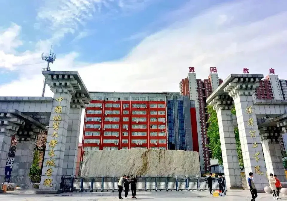 保定理工学院学费多少钱一年