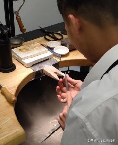 项链断了怎么接起来 如何自己在家修复断裂的项链