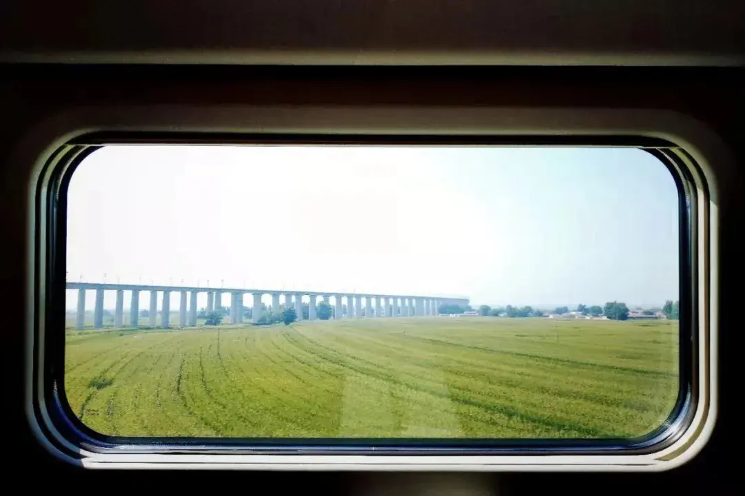 高铁列车的窗户是可以打开的