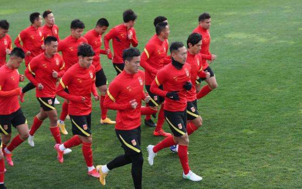 足球和篮球哪个更适合小学生