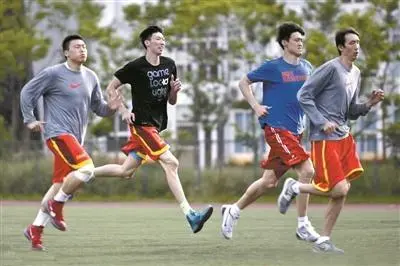 足球和篮球哪个更适合小学生