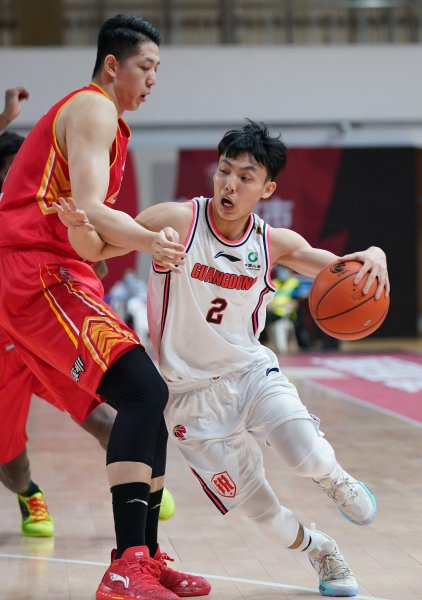 足球和篮球哪个更适合小学生