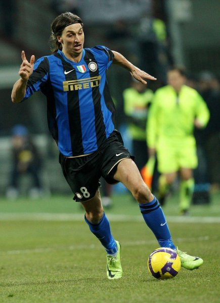 足球和篮球哪个更适合小学生