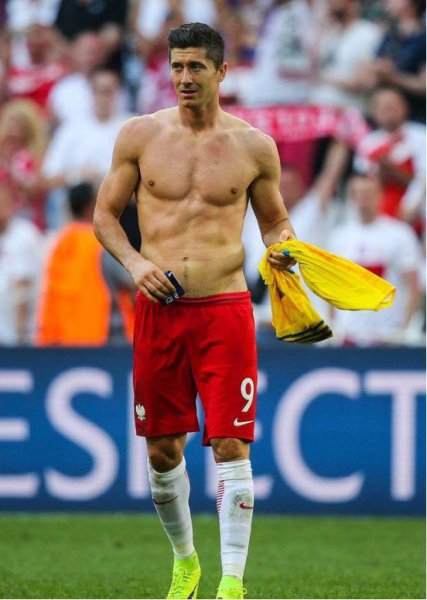 足球和篮球哪个更适合小学生