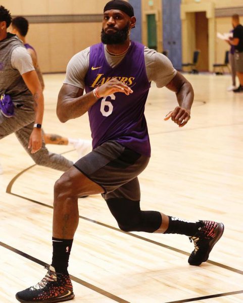 足球和篮球哪个更适合小学生