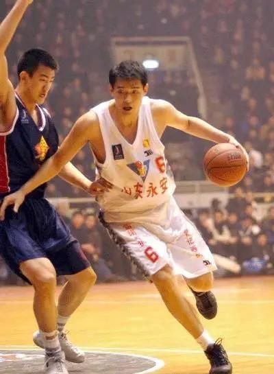 足球和篮球哪个更适合小学生