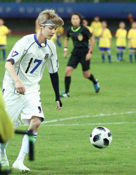 足球和篮球哪个更适合小学生