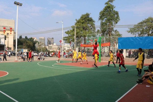 足球和篮球哪个更适合小学生