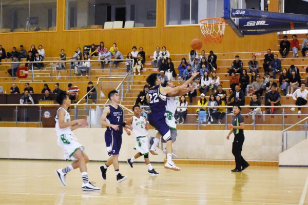 足球和篮球哪个更适合小学生