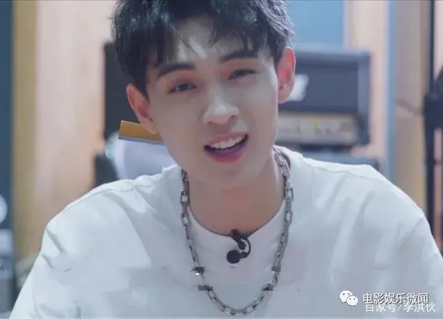 秦霄贤家里干什么的很有钱吗