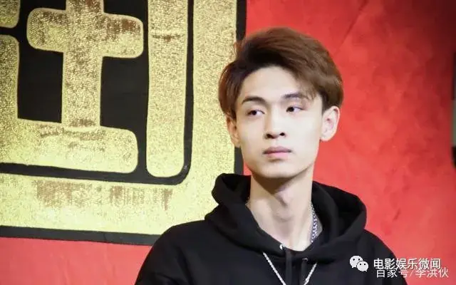 秦霄贤家里干什么的很有钱吗