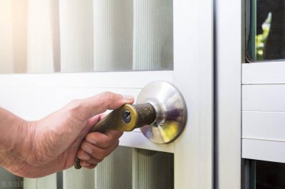 卧室门锁打不开了怎么办 卧室门锁钥匙拧不动咋解决