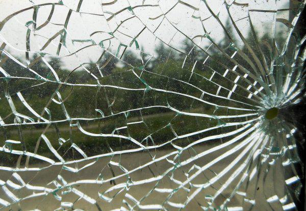 钢化玻璃为什么会突然爆裂