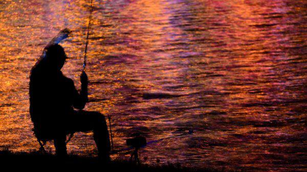 晚上钓鲫鱼钓深还是浅