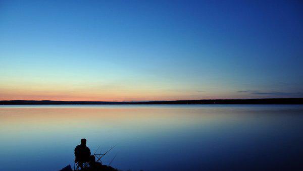 晚上钓鲫鱼钓深还是浅