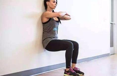 背靠墙半蹲有什么效果影响