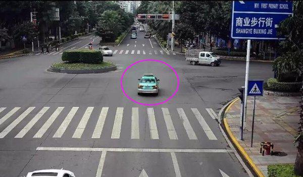 左转弯闯红灯三张图解