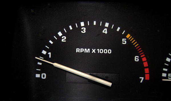 汽车怠速多少转正常