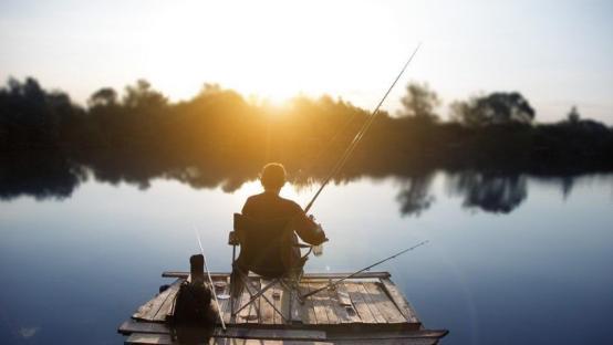 中午钓鱼钓深还是浅好