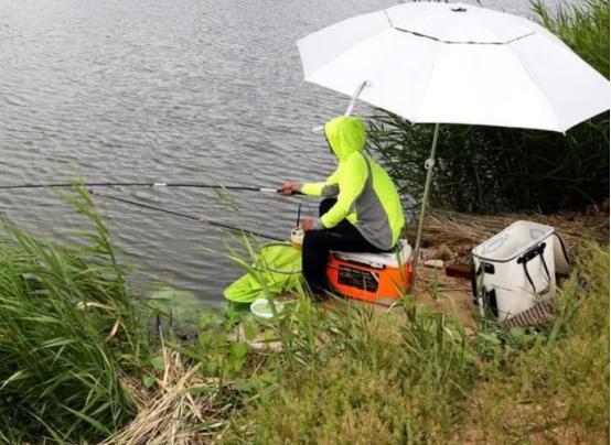 中午钓鱼钓深还是浅好