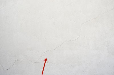 墙面裂缝是什么原因造成的 楼房墙面为什么会开裂