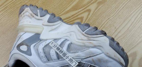 白运动鞋脏了怎么清理干净变白