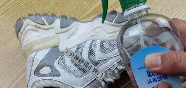 白运动鞋脏了怎么清理干净变白