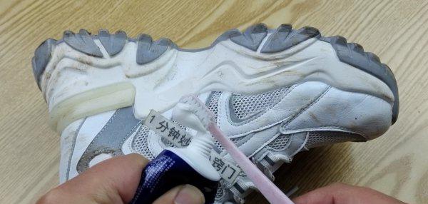 白运动鞋脏了怎么清理干净变白