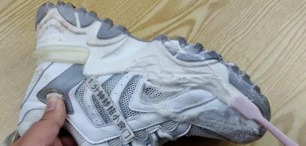 白运动鞋脏了怎么清理干净变白