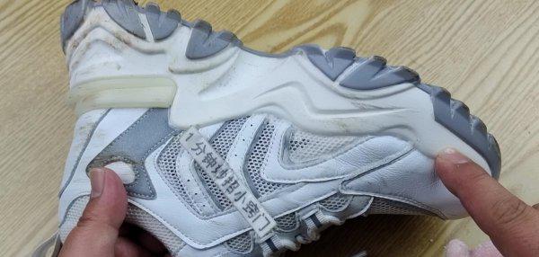 白运动鞋脏了怎么清理干净变白