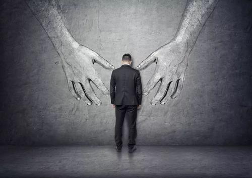 不自信是什么原因造成的