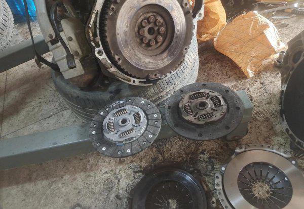 手动挡离合器片换一次多少钱