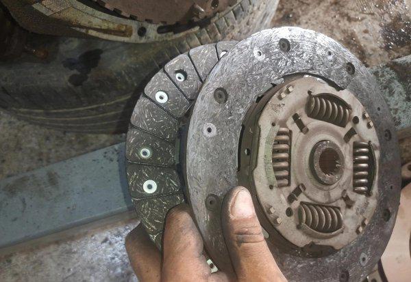 手动挡离合器片换一次多少钱