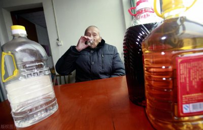 白酒怎么区分粮食酒和勾兑酒 勾兑酒和粮食酒分辨技巧