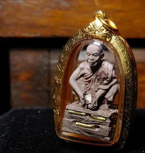 泰国传奇和尚龙婆坤的简介