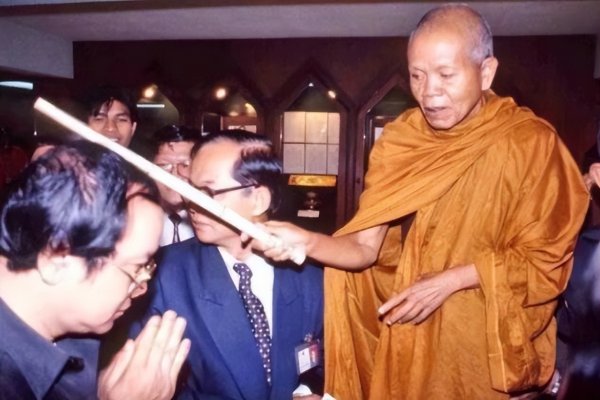 泰国传奇和尚龙婆坤的简介