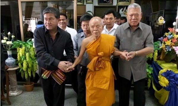 泰国传奇和尚龙婆坤的简介