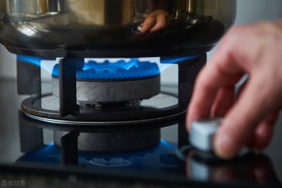 燃气灶打着火燃一会就熄灭了怎么回事 自动熄火解决办法