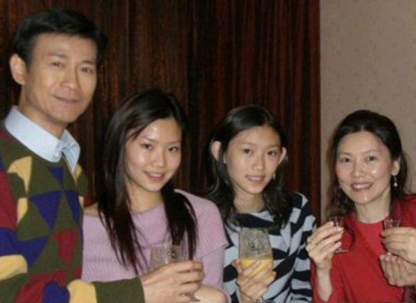 官晶华什么来头