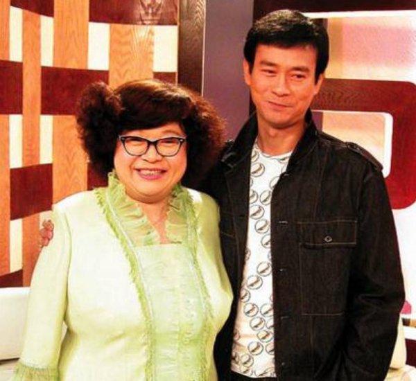 官晶华什么来头