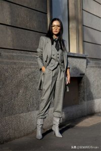 灰色裤子配什么颜色上衣好看 灰色裤子怎么搭配最佳图片