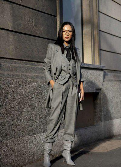 灰色裤子配什么颜色上衣好看