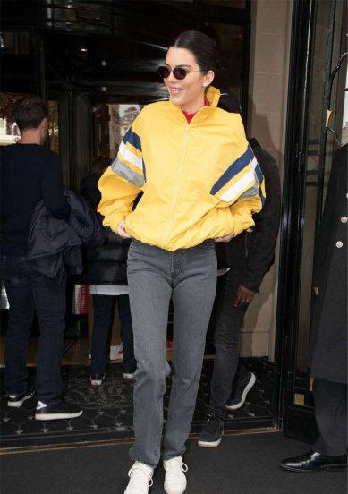 灰色裤子配什么颜色上衣好看